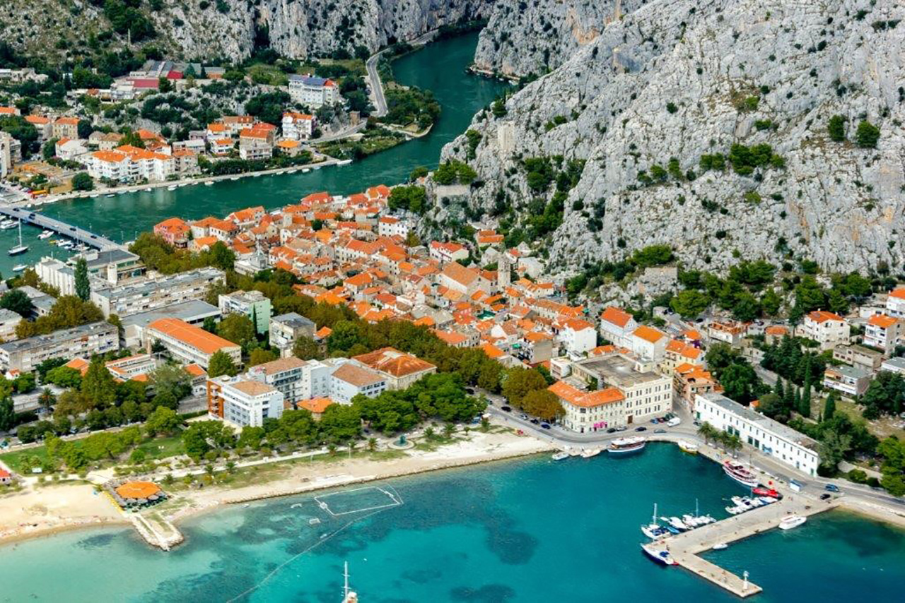 Strand Velika Plaza In Omis Strandführer Kroatide